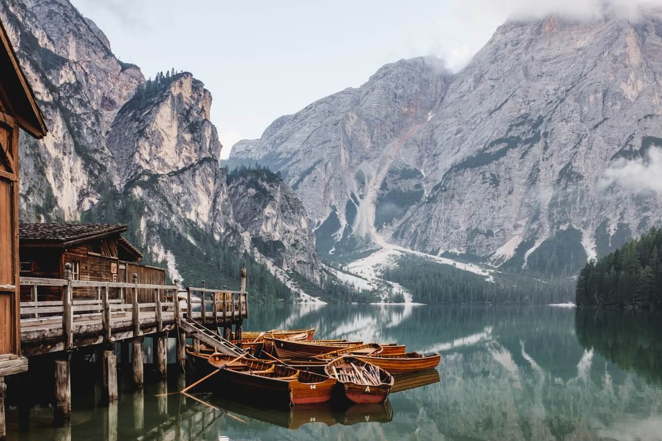 Canoas en el lago de Braies